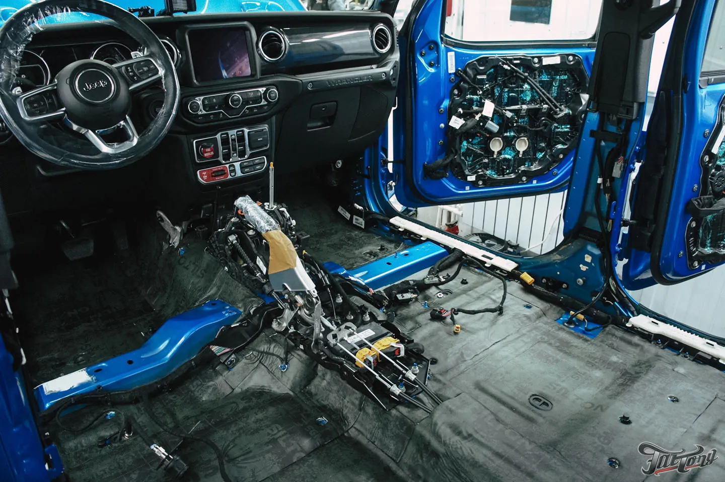 Прокачали Jeep Wrangler Rubicon, часть 1: комплексная шумоизоляция, новая акустическая система, перетяжка элементов в кожу. Процессы